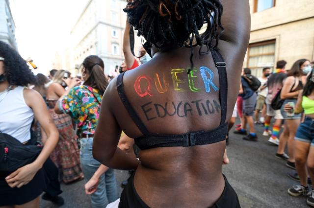 I nostri nonni hanno combattuto i nazifascisti, la nostra generazione difende le perversioni sessuali: a ognuno i suoi ideali