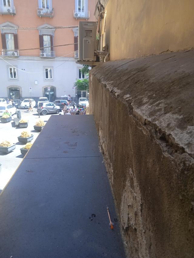 Napoli, siringhe sporche di sangue rinvenute a pochi metri da piazza Plebiscito 