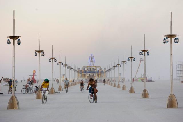 Burning man, torna in Nevada l'evento pi&ugrave; atteso dell'anno dagli uomini (e donne) dallo spirito libero e  grosso conto in banca