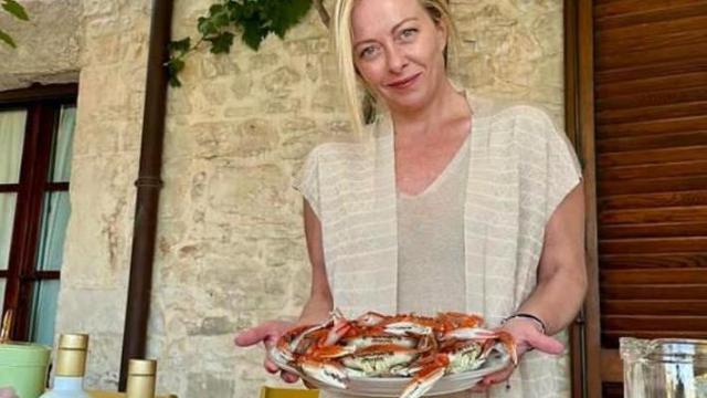 Meloni: "Oggi mangiamo granchio blu", la premier in masseria in Puglia tra il caso Crosetto e un vertice con Salvini