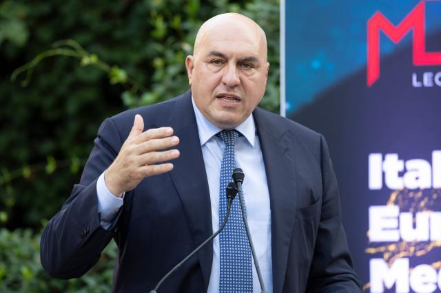 Uranio impoverito, ok di Crosetto a commissione, esclusi i militari: "Tecnici esterni alla Difesa"