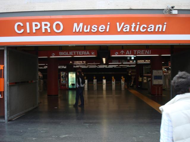 Roma, bastonate a poliziotto su schiena e collo da nigeriana fuori dalla metro Cipro, condannata a 8 mesi