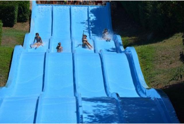 Civitavecchia, incidente all&rsquo;Aquafelix, bimba di 9 anni travolta dal padre sullo scivolo, rischia paralisi