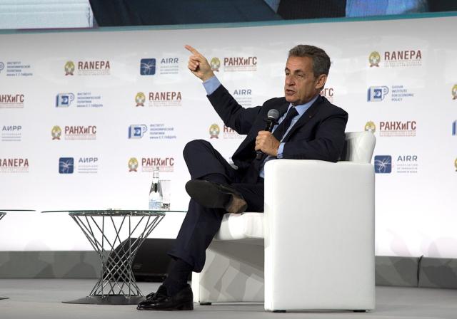 Sarkozy ammette che furono lui e la Merkel a indurre Berlusconi a dimettersi