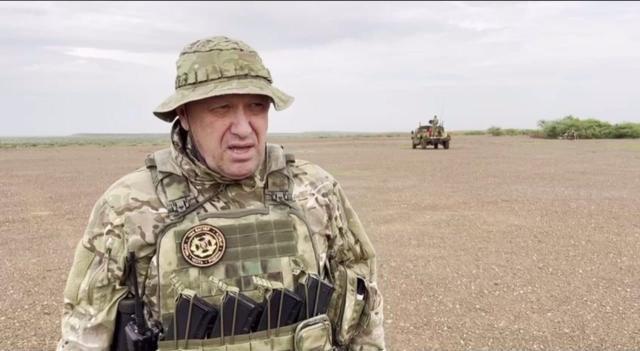 Morte Prigozhin, ipotesi bomba in una cassa di vini nel jet, ex 007 Steele: "Fine ironica per un cuoco"