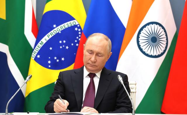 Putin: "Noi e i Brics impegnati a porre fine a conflitto con mezzi pacifici, USA trascinano Nato in tensioni in Asia come cagnolini al guinzaglio"