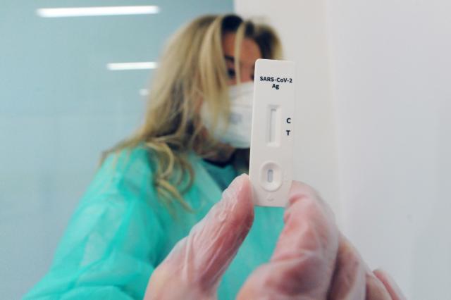 Nuova circolare Covid in arrivo: stop ai tamponi al Pronto soccorso, restano solo per i sintomatici