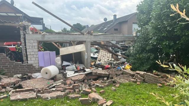 Germania, auto elettrica esplode in garage a Neuss, danni per 100mila &euro;, inquirenti: "Autocombustione batteria"