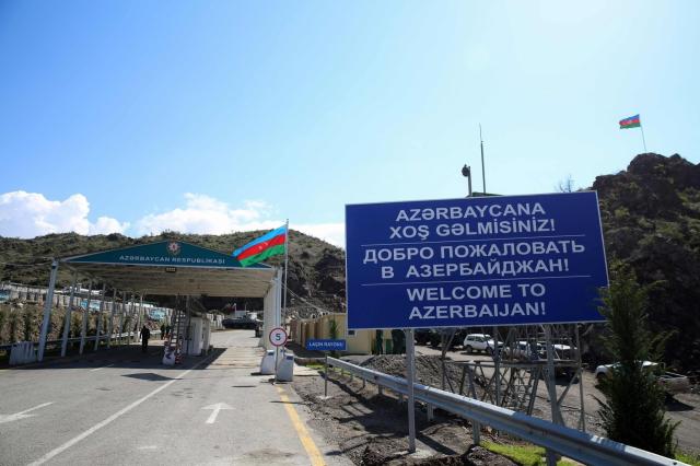 Azerbaijan, confini chiusi per "contenimento" Covid, popolazione: "Governo mente per controllarci"