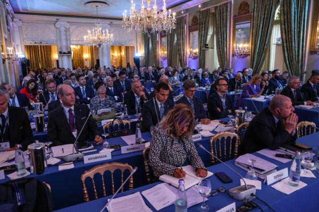 Cernobbio, i calcoli di The Ambrosetti: 3 mln di immigrati in pi&ugrave; per invertire l&rsquo;inverno demografico. Ma &egrave; vietato parlare di sostituzione etnica