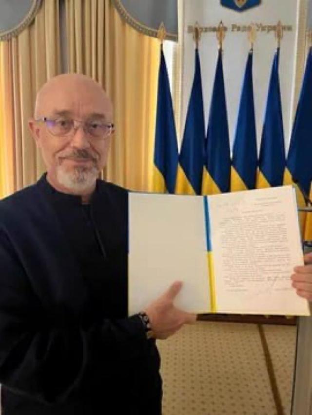 Ucraina, Zelensky caccia anche Ministro Difesa Reznikov e chiama il falco Umerov: "Troppa corruzione, sostituire personale"