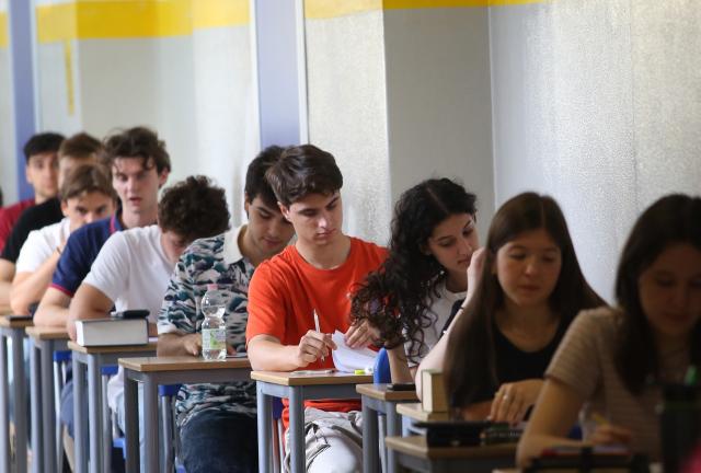 Alto Adige, niente pi&ugrave; voti sotto il 4 a scuola: "I 2 e 3 mortificano", il web: "Premiati i fannulloni"