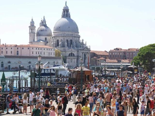 Venezia approva la tassa d'ingresso: dal 2024 entrer&agrave; in vigore il ticket di 5 euro
