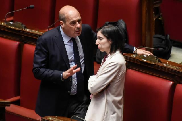 Zingaretti elogia Elly Schlein sul palco, ma poi: "Con questa alle europee non prendiamo manco il 17%"