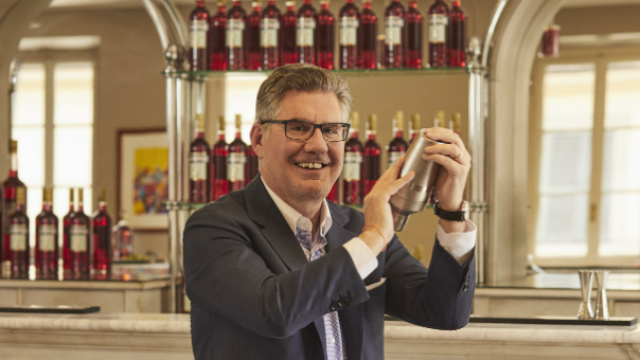 Campari, il CEO Robert Kunze-Concewitz lascia dopo 17 anni con un super bonus da &euro;30 mln; Fantacchiotti &egrave; il nuovo AD 