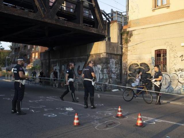 Milano, un'altra ciclista investita e trascinata da una Toyota: 55enne in coma dopo l'incidente lungo il Naviglio Pavese, 