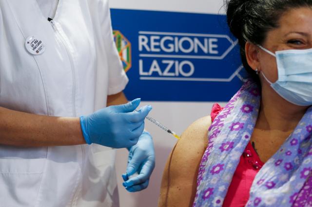 Vaccino Covid AstraZeneca, effetti avversi su Marianna, insegnante 41enne: &ldquo;Dal 2021 parestesie diffuse e oppressione toracica, non lavoro pi&ugrave;&rdquo;