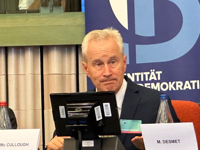 Vaccino Covid, Peter McCullough: "Proteina Spike causa morti improvvise, disintossicarsi con nattochinasi e bromelina"