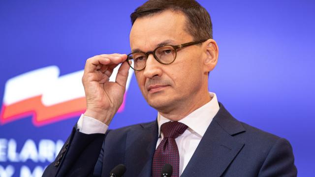 Migranti, il premier polacco Morawiecki contro l&rsquo;Ue: &ldquo;Trafficanti di esseri umani favoriti dal piano di ricollocazione&rdquo;