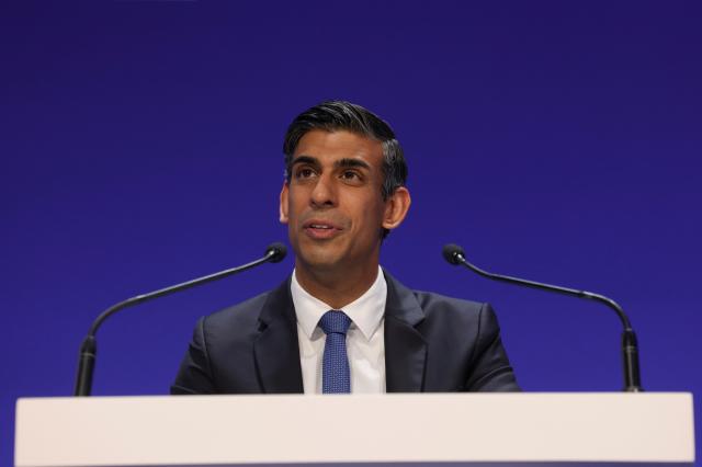 UK, auto elettriche, stop obbligo di acquisto dal 2030, divieto diesel e benzina slitta al 2035, Sunak: "devono decidere i cittadini&rdquo;