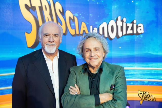 Striscia la notizia, consegnato ad Antonio Ricci il diploma di patafisico; insieme a lui anche Calvino, Eco e Fo