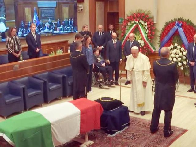 Napolitano, la camera ardente in Senato: omaggio di Mattarella e di Papa Francesco all'ex Presidente