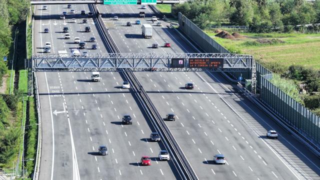 Autostrade, Milano - Laghi la prima a cinque corsie in Italia per lo scorrimento del traffico