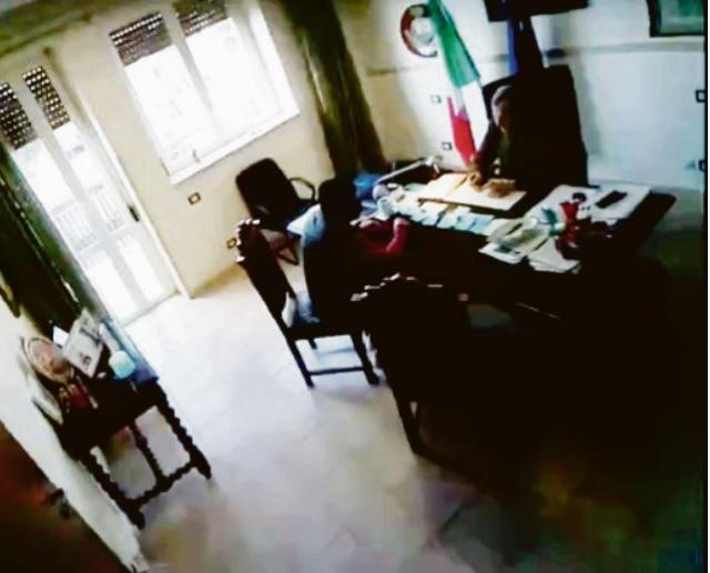 Pietro Tidei, video mentre fa sesso con due donne in Comune, sindaco PD di Santa Marinella nei guai