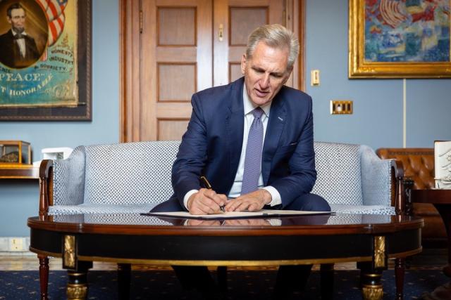 Usa, deposto lo Speaker McCarthy: nella bufera dei fedelissimi di Trump, "vascello imperfetto" tra le faglie di Washington