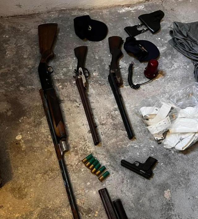 Droga, armi e divise della polizia in una casa sulle alture di Genova, arrestato un cinquantenne