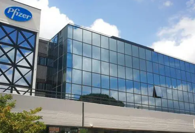 Pfizer Italia entra nelle scuole: far&agrave; propaganda &ldquo;contro la disinformazione&rdquo; sul vaccino Covid agli alunni in conflitto d&rsquo;interessi