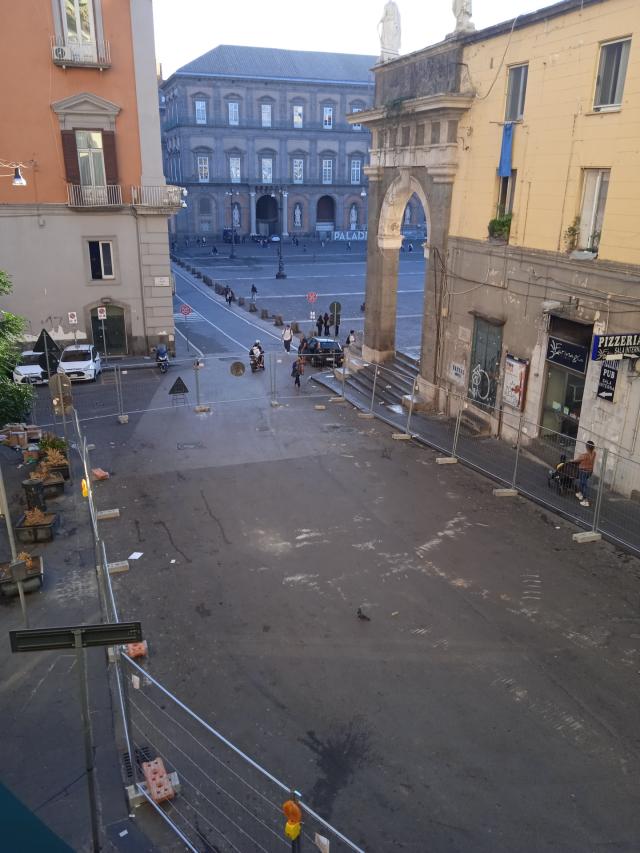 Napoli, nuova pavimentazione nell&rsquo;area antistante piazza del Plebiscito; via il catrame, ritornano i cubetti di porfido. Per i lavori paralizzata l&rsquo;intera area mentre la terra qui continua a tremare