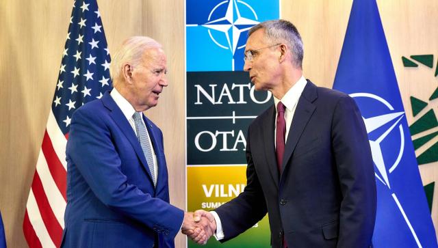 Guerra Ucraina, il Pentagono ammette: "Stiamo finendo i fondi per le armi a Kiev", ma Biden: "Andare avanti"