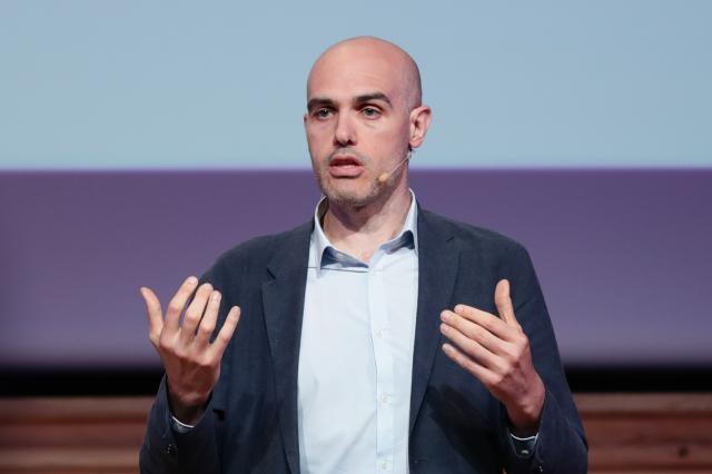 Dario Fabbri non &egrave; laureato, l'esperto di geopolitica: "Ho preferito formarmi da autodidatta", e scoppia la polemica