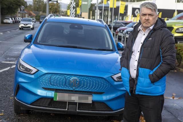 Scozia, auto elettrica "rapisce" automobilista: "Non decelerava, fermato dalla polizia che mi ha buttato fuori strada"