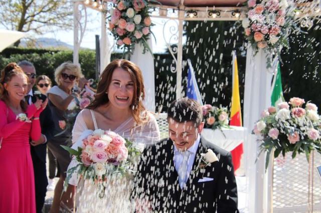 Lei diventa un uomo, lui una donna e alla fine si sposano a Recanati