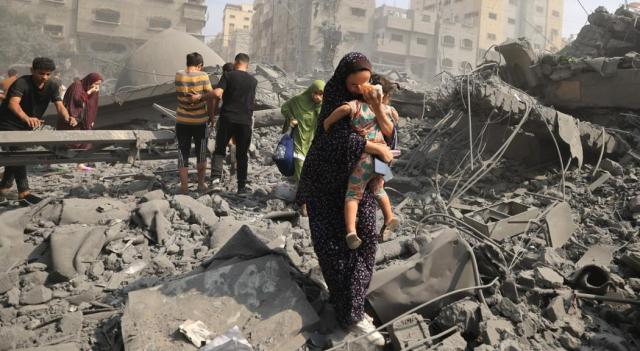 Egitto: "Civili palestinesi restano a Gaza, non apriamo i nostri valichi", 2,2 milioni restano sotto assedio israeliano