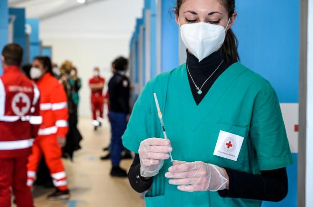 Vaccino Covid, anche i medici non lo fanno pi&ugrave;: "Soltanto 426 su 37mila", &egrave; polemica: "Per&ograve; ai cittadini dite di farlo"