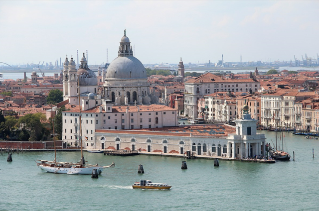 Biennale Arte di Venezia, 800.000 visitatori nel 2022 contro i 20 mln di turisti per la citt&agrave;: vale ancora la pena visitare la Mostra?
