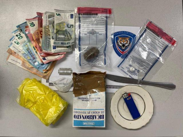 Genova, arrestato spacciatore nel centro storico, era senza permesso di soggiorno e venti precedenti alle spalle