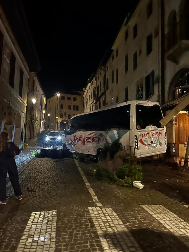 Incidente ad Asolo, bus si mette in moto all'improvviso e travolge il plateatico di un bar. L'autista non si spiega il perch&eacute;