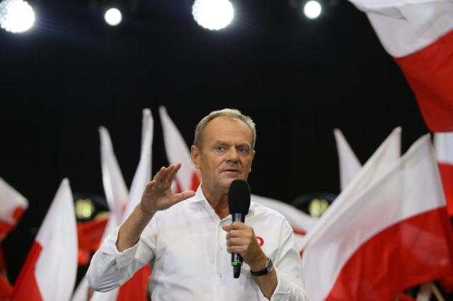 Elezioni Polonia, Tusk vince contro l'uscente Kaczynski: la coalizione filo-europeista raggiunge il 54%