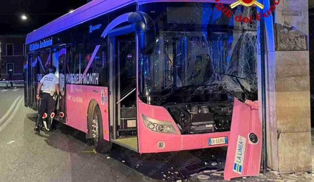 Mestre, spunta terzo incidente di un bus elettrico, a giugno tampon&ograve; un tir sulla Romea, ad dei bus sotto accusa: "Incidenti sono solo una coincidenza"