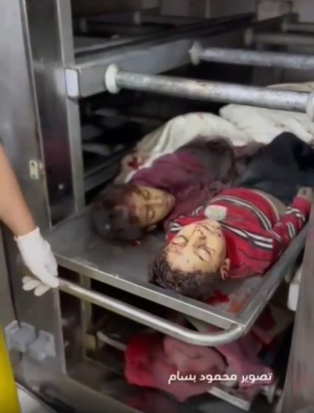 Gaza tra il genocidio e la strage di innocenti: i cadaveri di due bambini all'obitorio, un'immagine straziante