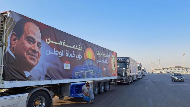 Valico di Rafah riaperto, primi camion di aiuti umanitari per Gaza, Israele ai connazionali: "Via da Egitto e Giordania"