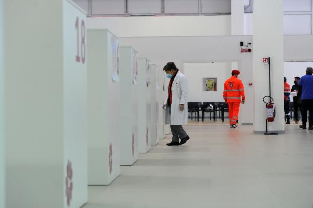 "Caus&ograve; ritardi nell'hub vaccinale, domande ai sanitari sull'efficacia del vaccino Covid", vicequestore Giuseppe Accroglian&ograve; a processo