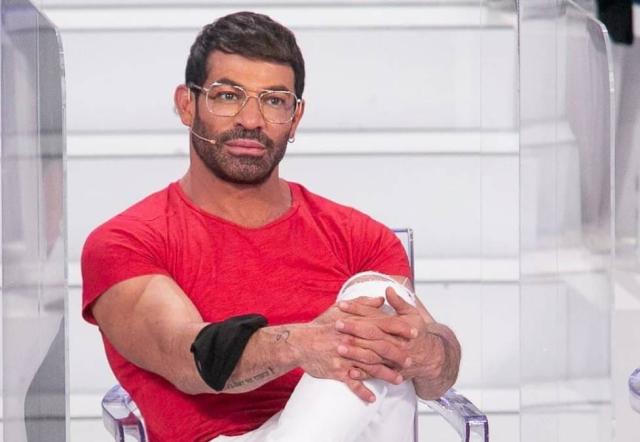 Gianni Sperti con chi &egrave; fidanzato? L'annuncio su Instagram: "Sono ufficialmente innamorato"
