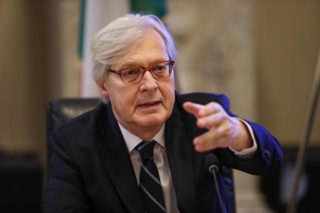 Sgarbi, 300mila euro in "consulenze incompatibili con il suo ruolo da sottosegretario", lui replica: &ldquo;Spero siano di pi&ugrave;, non &egrave; vietato, non vivo sulla luna&rdquo;