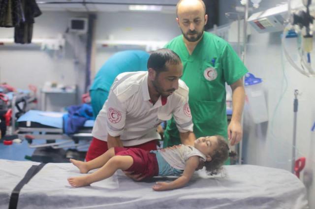 Gaza, i medici: "Operiamo senza anestesia, usiamo aceto al posto dell&rsquo;alcol. L'acqua? Devi scegliere se berla o usarla per lavarti"