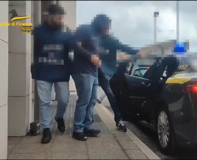 Genova, l'ombra della camorra sul Lungomare di Pegli, un prestanome del boss gestiva il bar: quattro in carcere